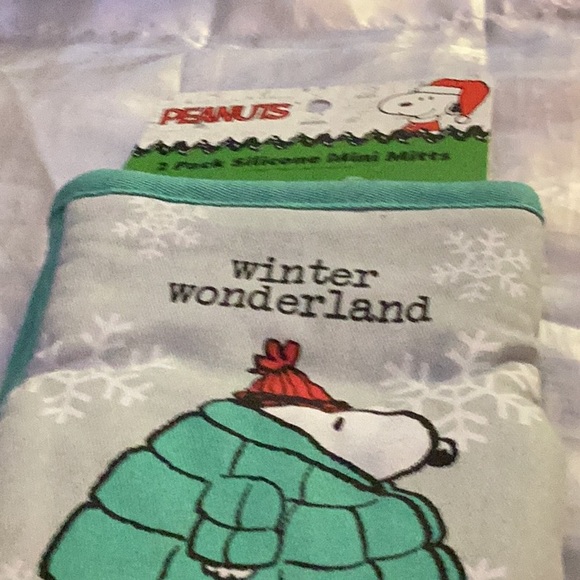 NWT “ Peanuts “ 2 Pack Silicone Mini Mitts Makes Great Gift - Picture 4 of 6